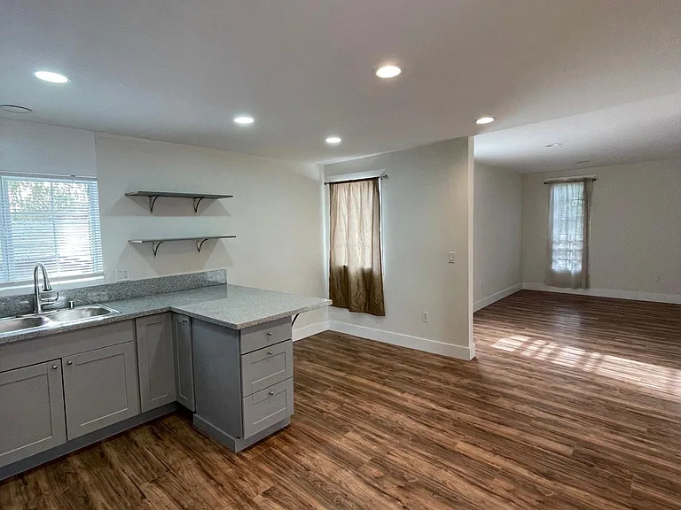 2270 Cove Ave — Photo 5