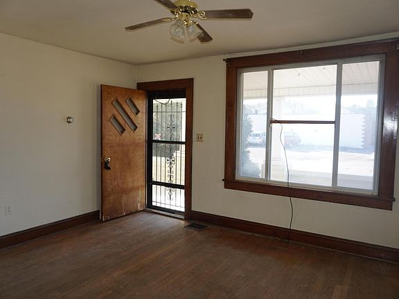 2nd image of 100 E Madison Ave