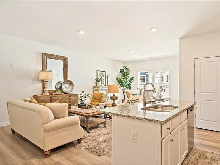 2036 Woodbine Way — Photo 2