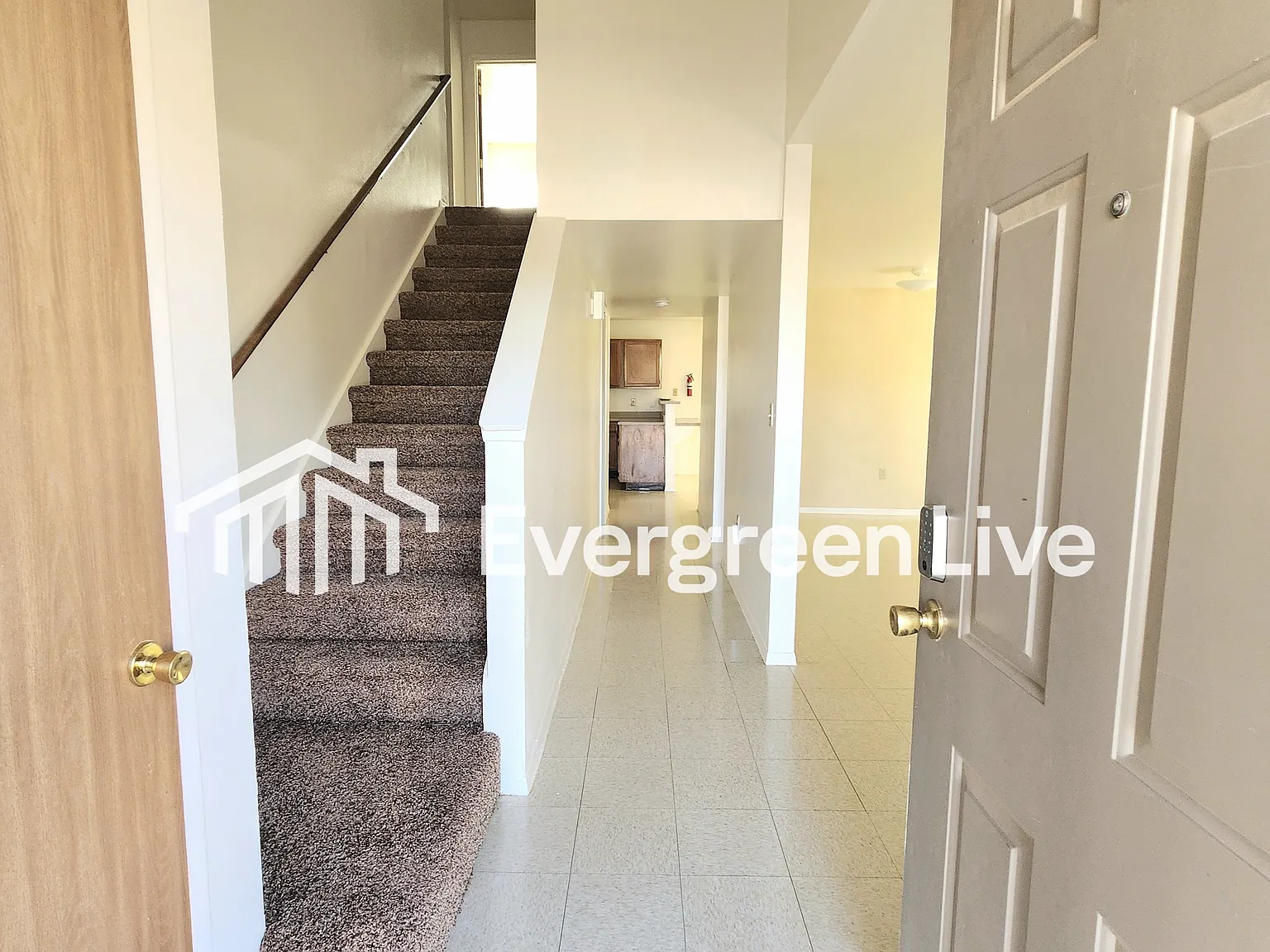 4 bed, 2.5 bath, 1390 sqft, $1,345 — Photo 2