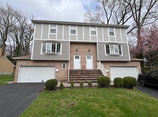 89 Forsythia Ln, Paramus, NJ 07652