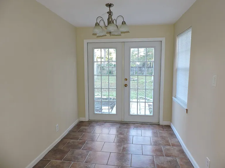 1117 Medford Ave — Photo 6