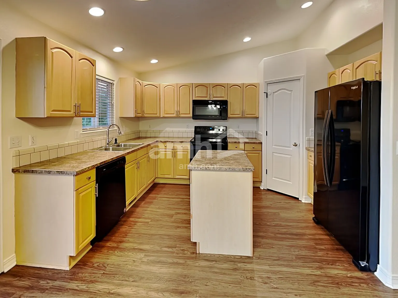 3 bed, 2.0 bath, 1614 sqft, $2,480 — Photo 4