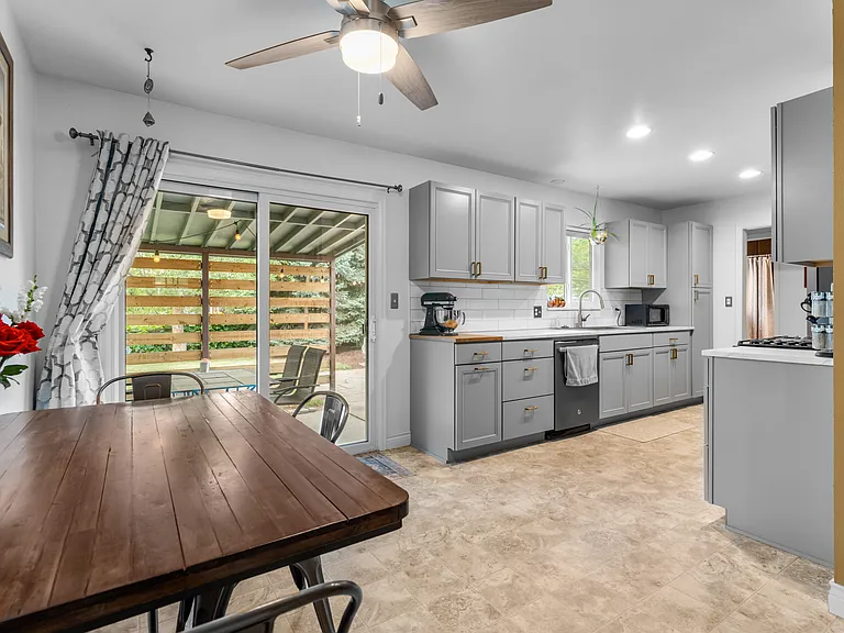1037 Cypress Dr — Photo 6