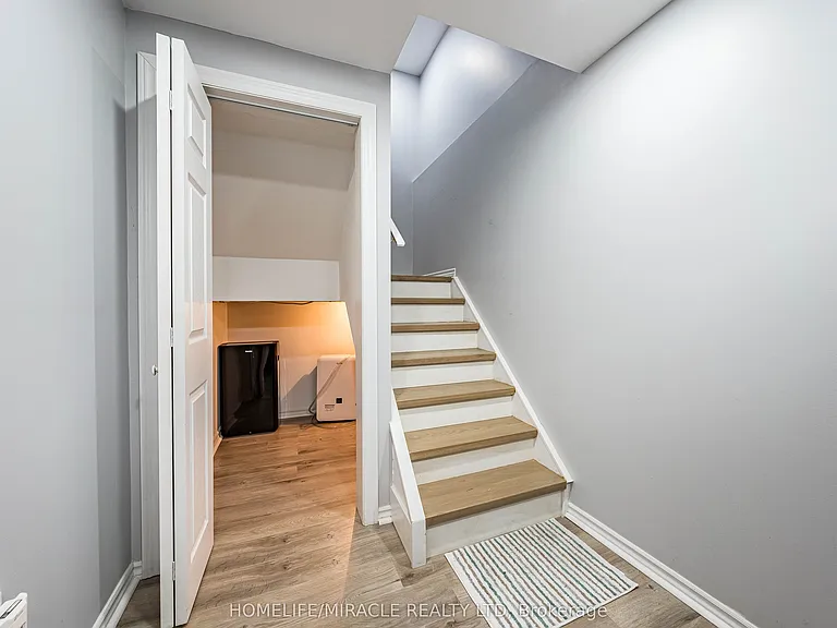 419 Rossland Rd E — Photo 41