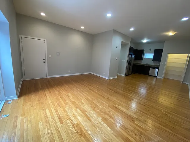 N Paulina St — Photo 9