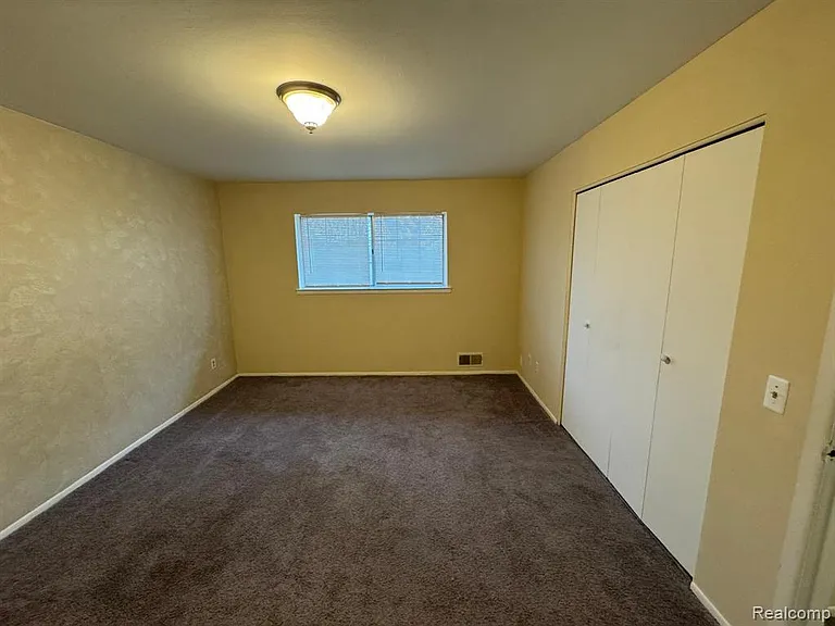 587 E Fox Hills Dr — Photo 12