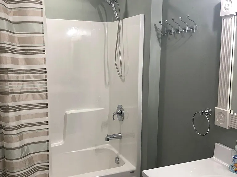 Shower/tub