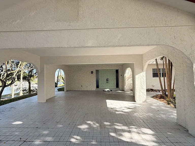 2614 Amherst Ln — Photo 4