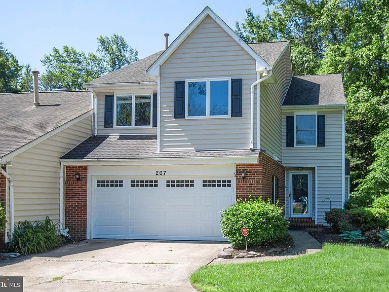 207 Southampton Ct — Photo 1
