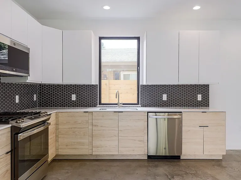 2104 Columbia Cv #B — Photo 8