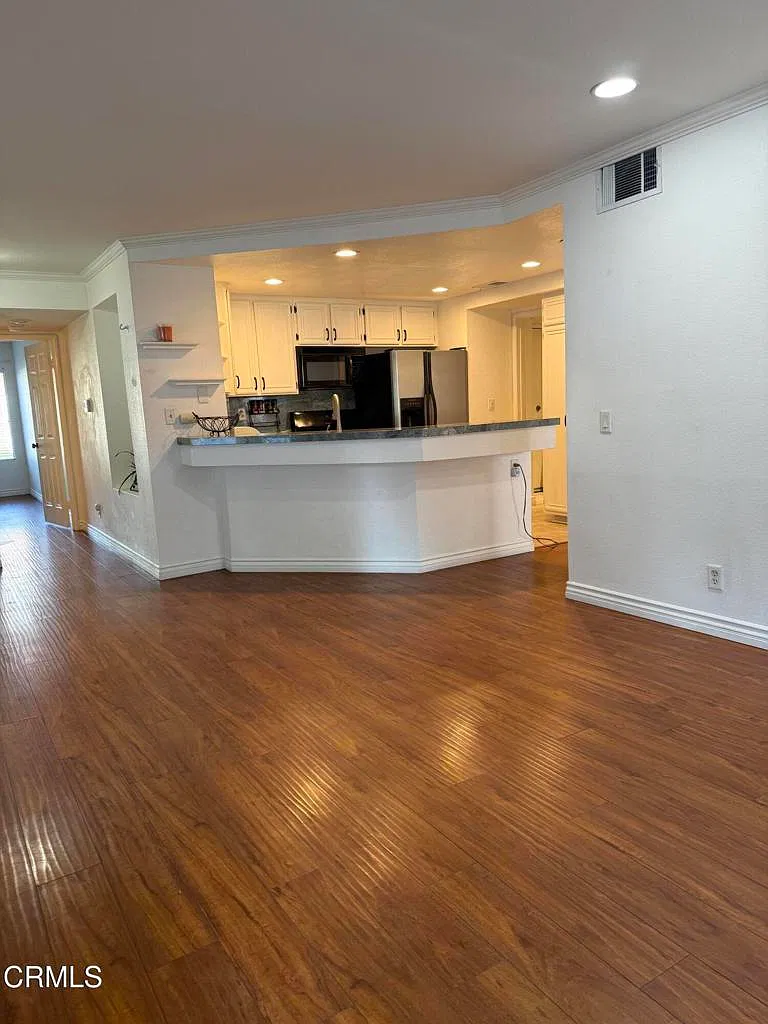 2 bed, 2.0 bath, 1021 sqft, $3,450 — Photo 2