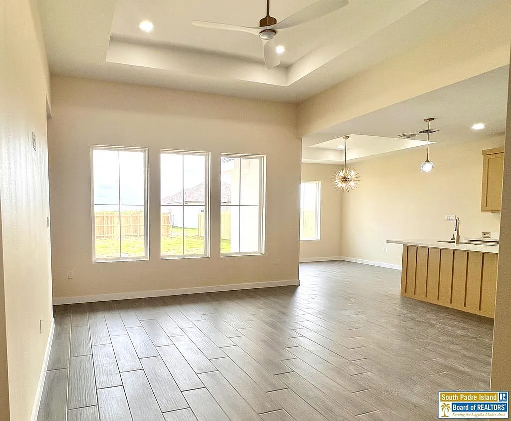 3 bed, 2.5 bath, 1411 sqft, $2,500 — Photo 3