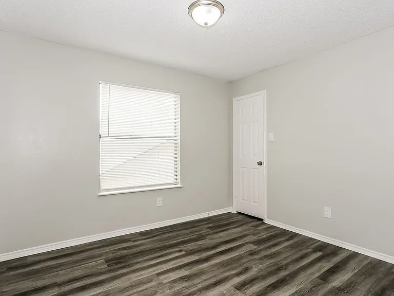 2313 Roanoke Cir — Photo 11