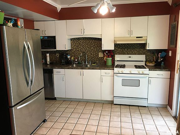 5th image of 2408 Eastview Dr