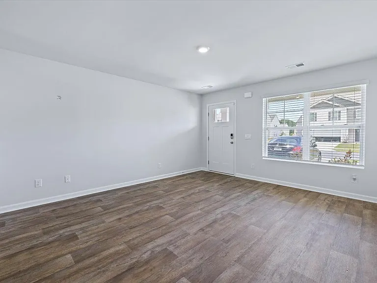 117 Azure Dr — Photo 6