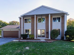 380 Ventura Club Dr, Roselle, IL 60172
