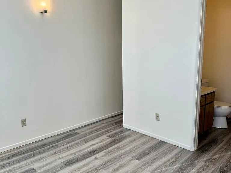 2404 N Vancouver Ave — Photo 20