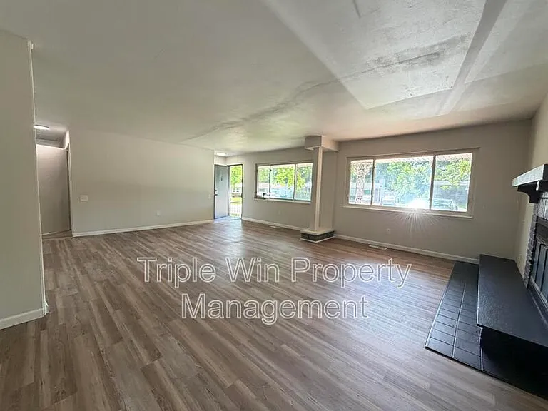 945 Paddock Dr — Photo 5