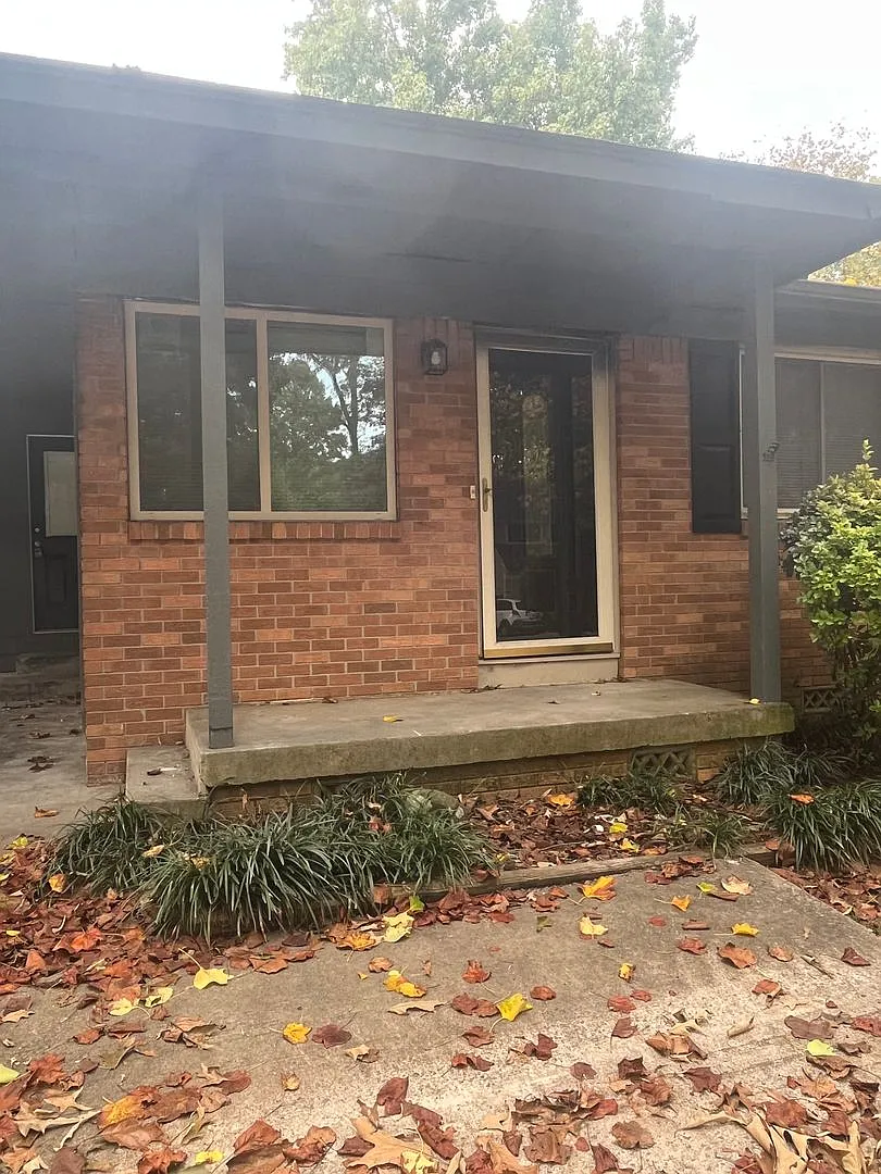 Spacious 3 Bedroom 2 Bathroom Home — Photo 2