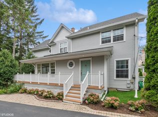 25 Washington Cir, Lake Forest, IL 60045
