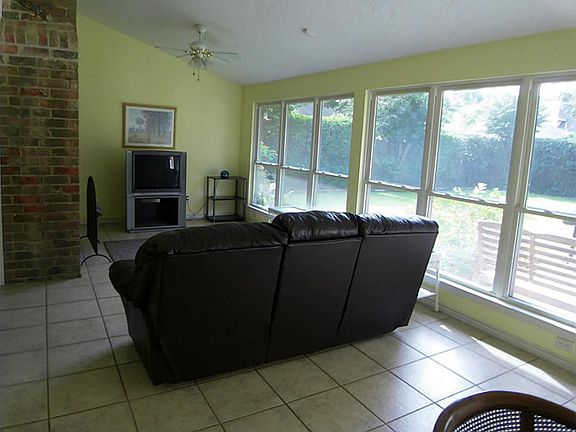 BRIGHT AND LIGHT GAMEROOM OR SECOND LIVING