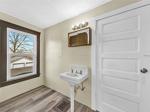 5th image of 4310 Woburn Ave