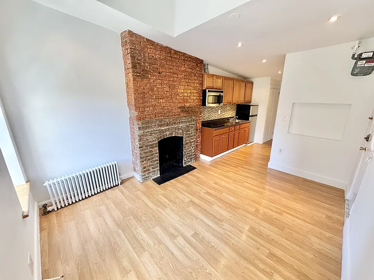 21 Jones St #18 — Photo 2