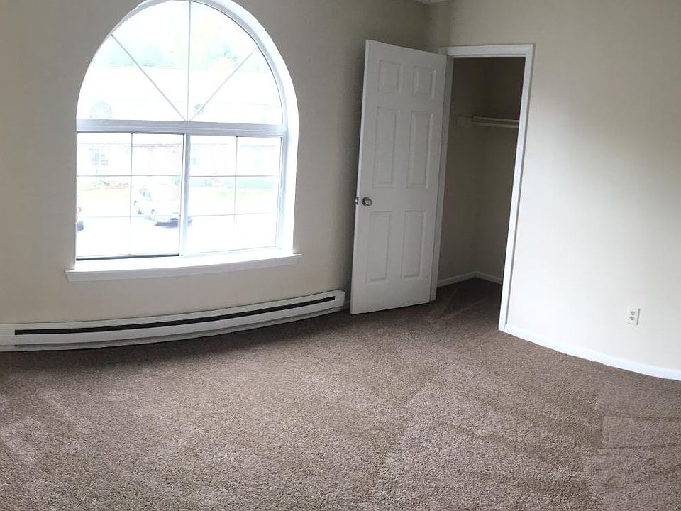 Upstairs Front BR