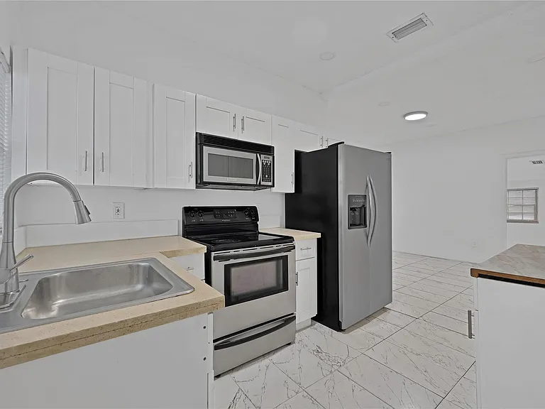 1114 NW 39th St — Photo 5