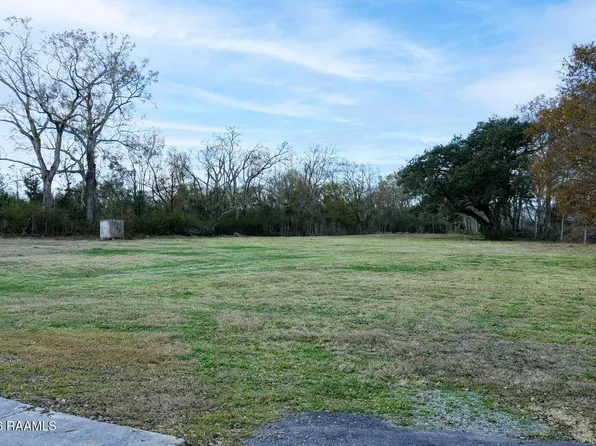 221 N Girouard Rd, Broussard, LA 70518