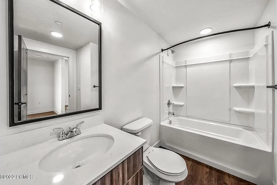 2 bed, 1000 sqft, $2,190 — Photo 3