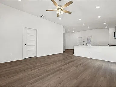 3 bed, 1350 sqft, $1,800 — Photo 2