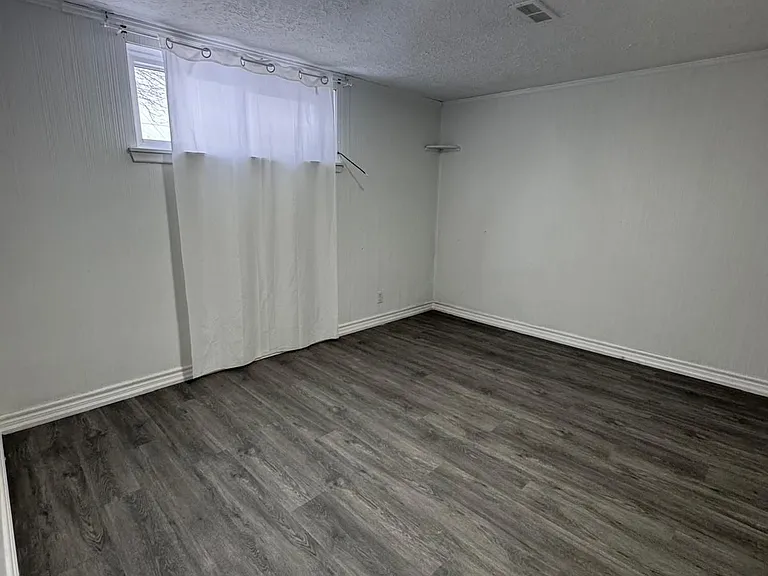 1467 Oxford St — Photo 25