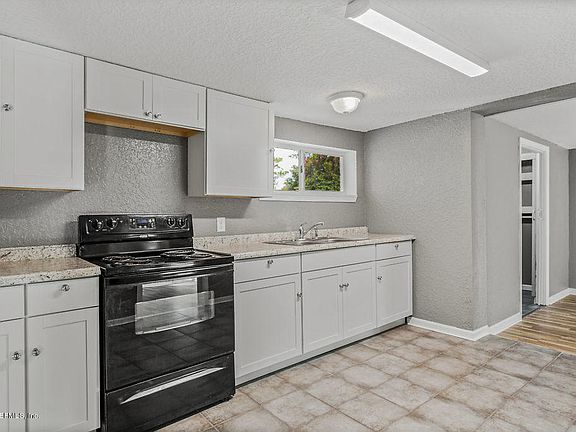 3rd image of 8033 India Ave