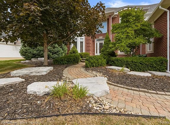 3rd image of 56524 Summit Dr