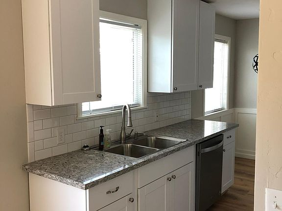 4th image of 1006 W Kaweah Ave