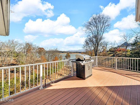 4th image of 433 Riverbend Dr