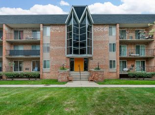 1001 N Mill St APT 211, Naperville, IL 60563
