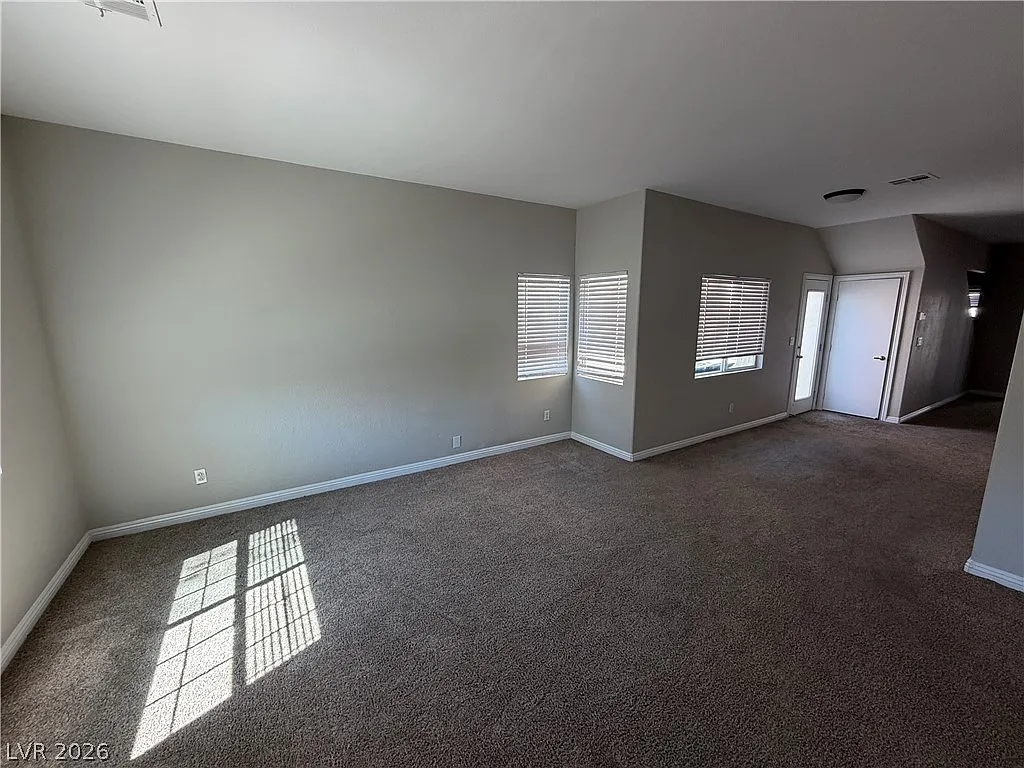 4 bed, 2.5 bath, 2205 sqft, $2,400 — Photo 2