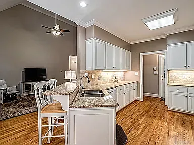 1071 Liberty Ln — Photo 9