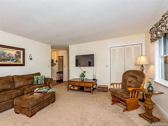 5th image of 418 Deerhaven Ln