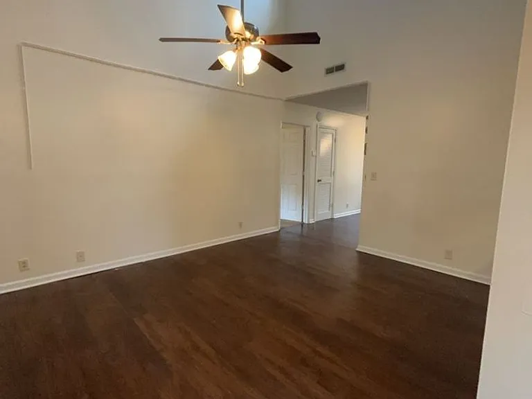 Creekwood Apartments — Photo 17