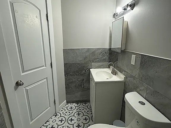 3rd image of 1075 Sanford Ave #3
