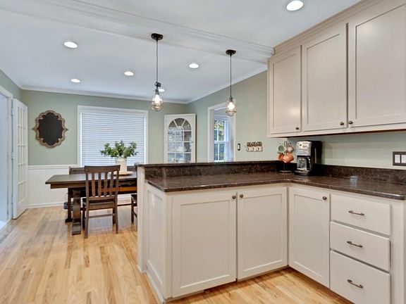 4th image of 329 Chapman Dr