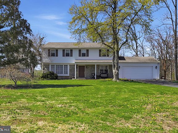 3rd image of 372 Oak Dr