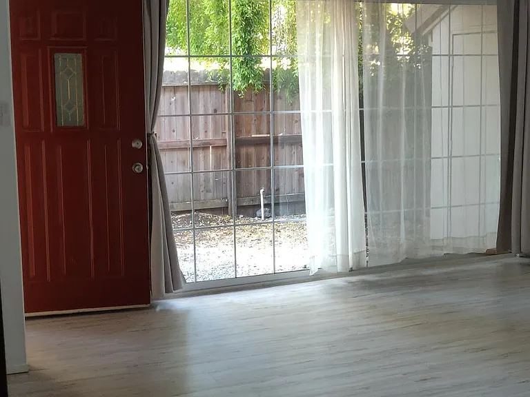 109 Avram Ave — Photo 3