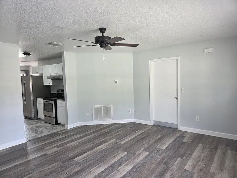 7436 Navajo Trl — Photo 2