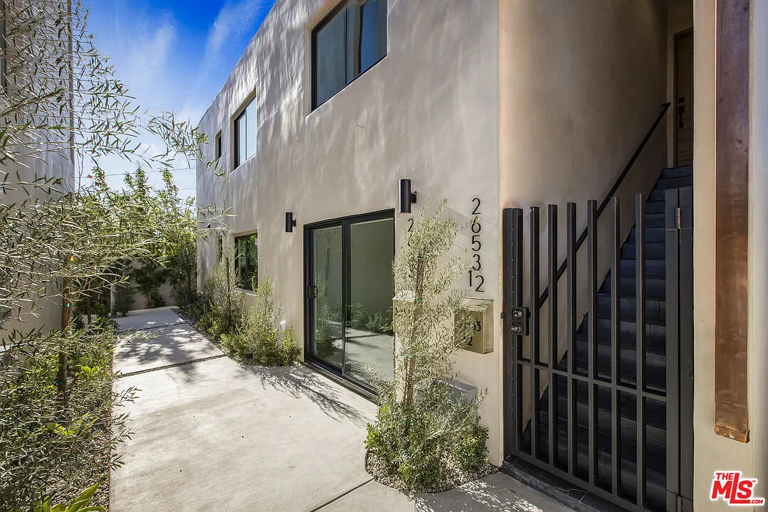 Photo 2 of 9 - 2653 Vineyard Ave - Los Angeles, CA Building Photo - 2653 Vineyard Ave