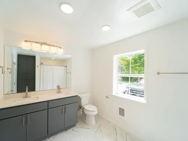 Brentwood House — Photo 10